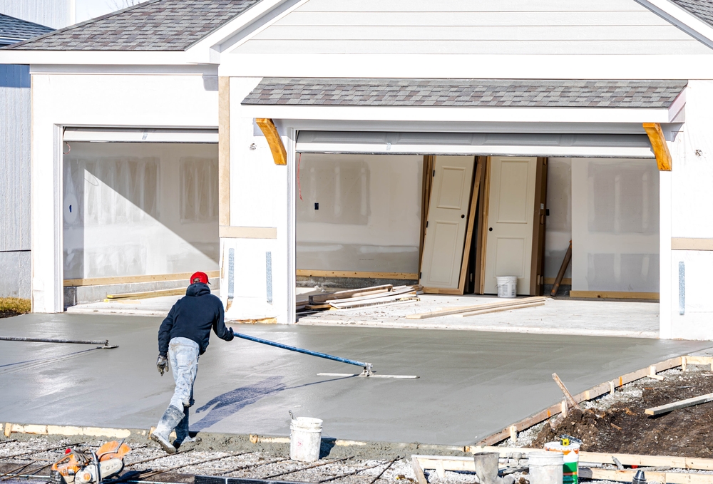 Read more about the article What Is the Difference Between Asphalt and Concrete?
